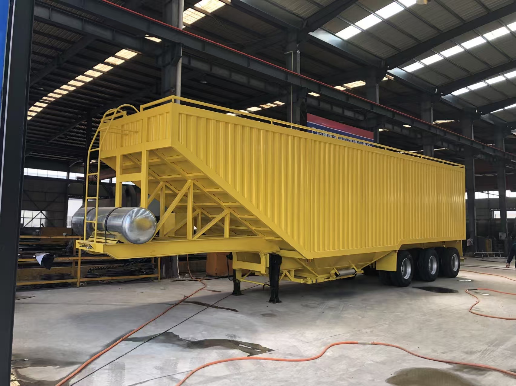 grain transport semi-trailer