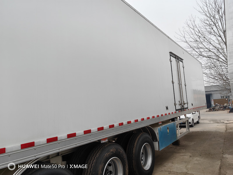 Refrigerated semi-trailer