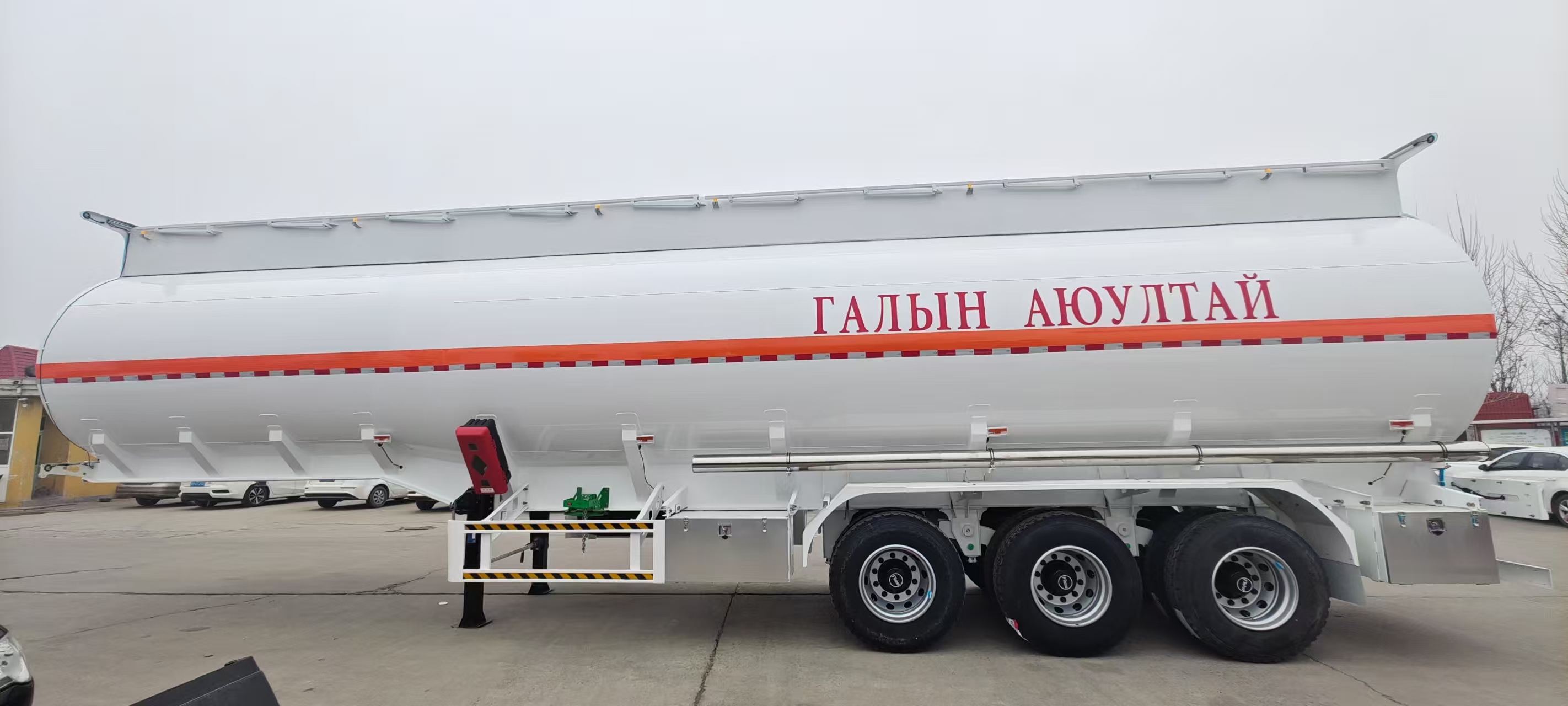 Liquid transport semi-trailer