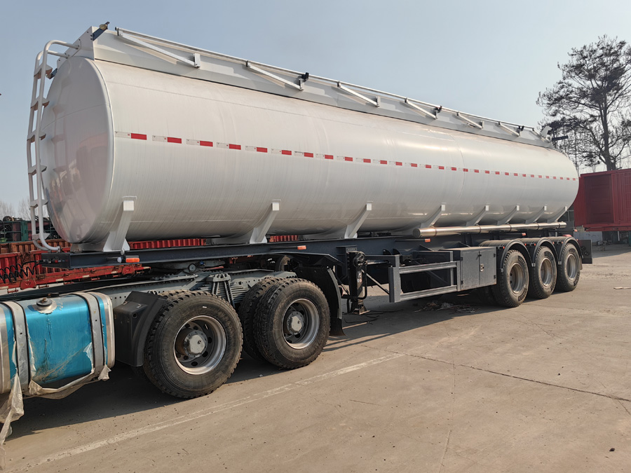 Liquid transport semi-trailer