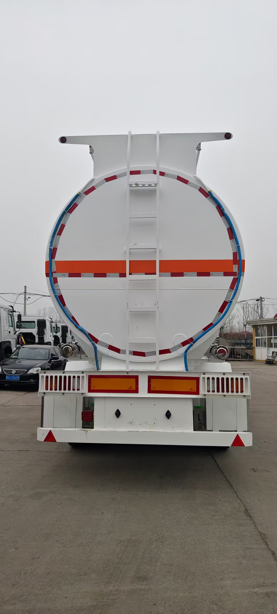 Liquid transport semi-trailer