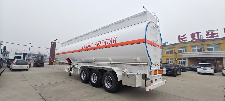 Liquid transport semi-trailer