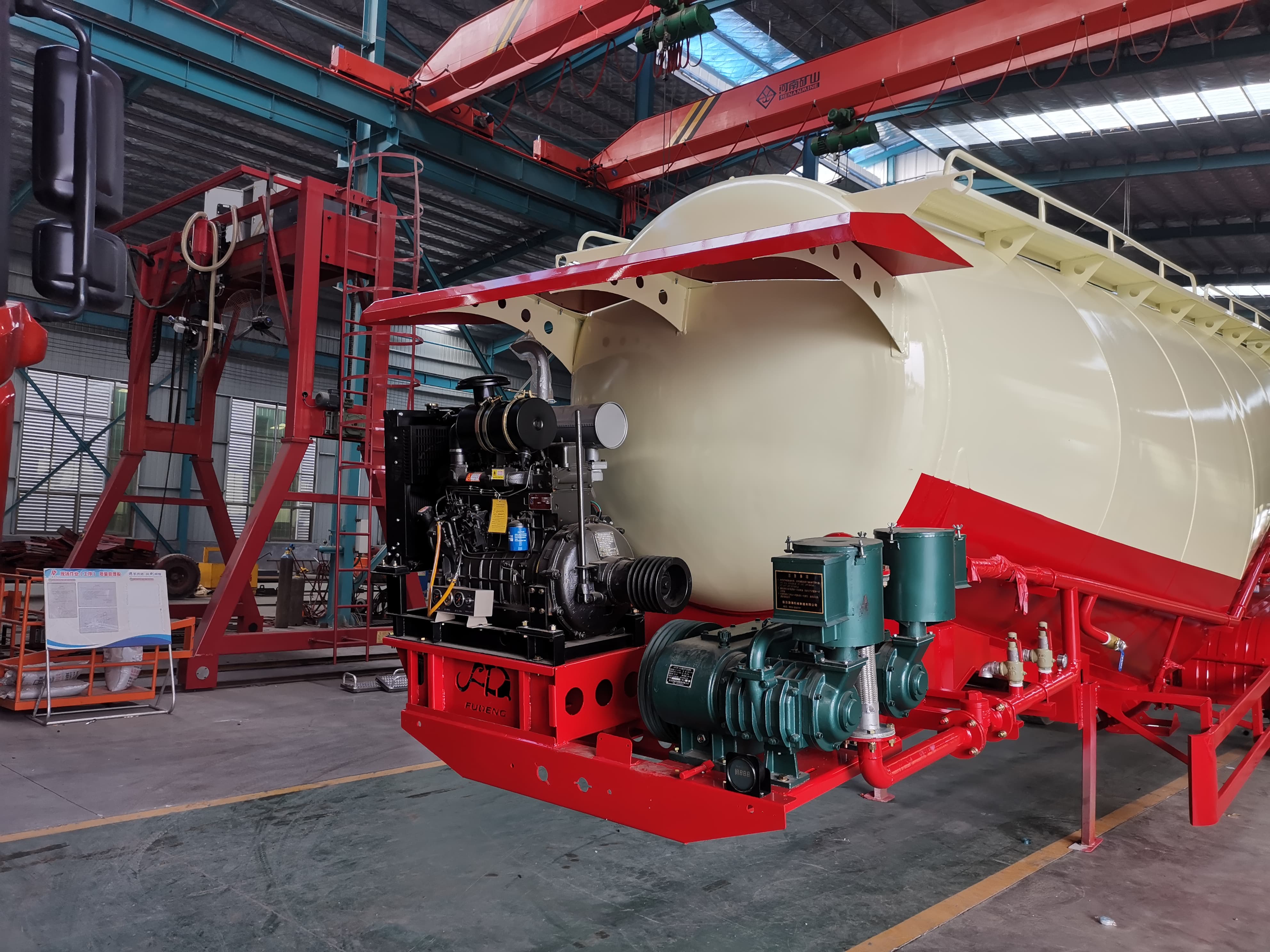 semi-trailer for transporting powder and granular materials