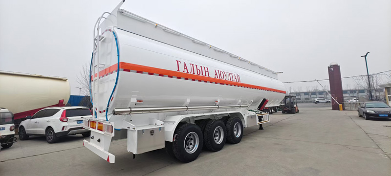 Liquid transport semi-trailer