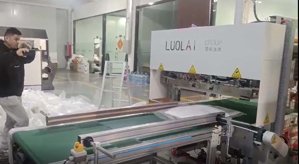 Pillow core semi-automatic compression sealing machine