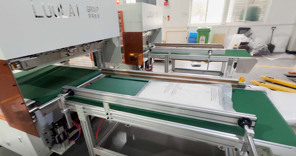 Pillow core semi-automatic compression sealing machine