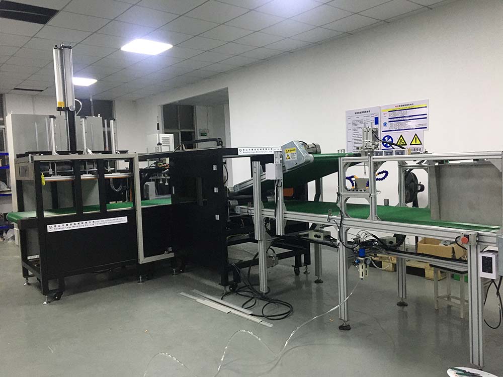 Pillow core automatic compression sealing machine