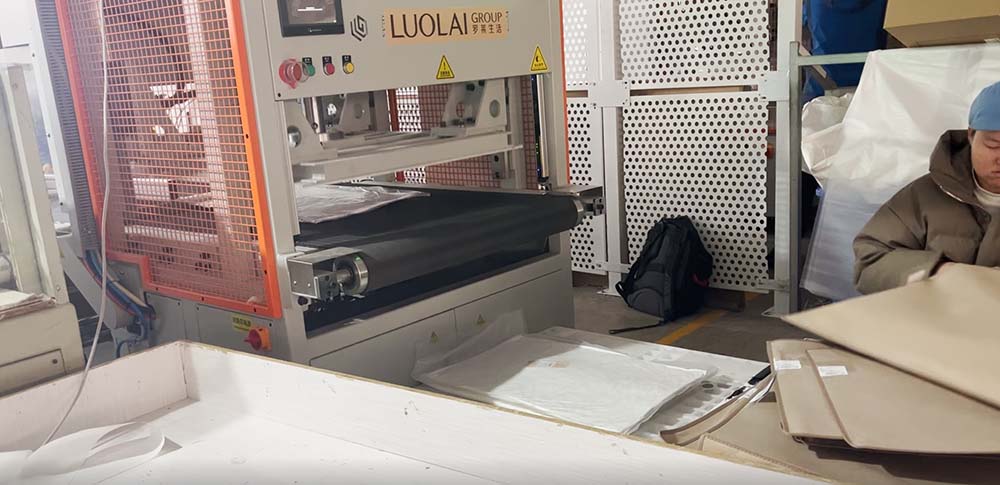 Pillow core semi-automatic compression sealing machine