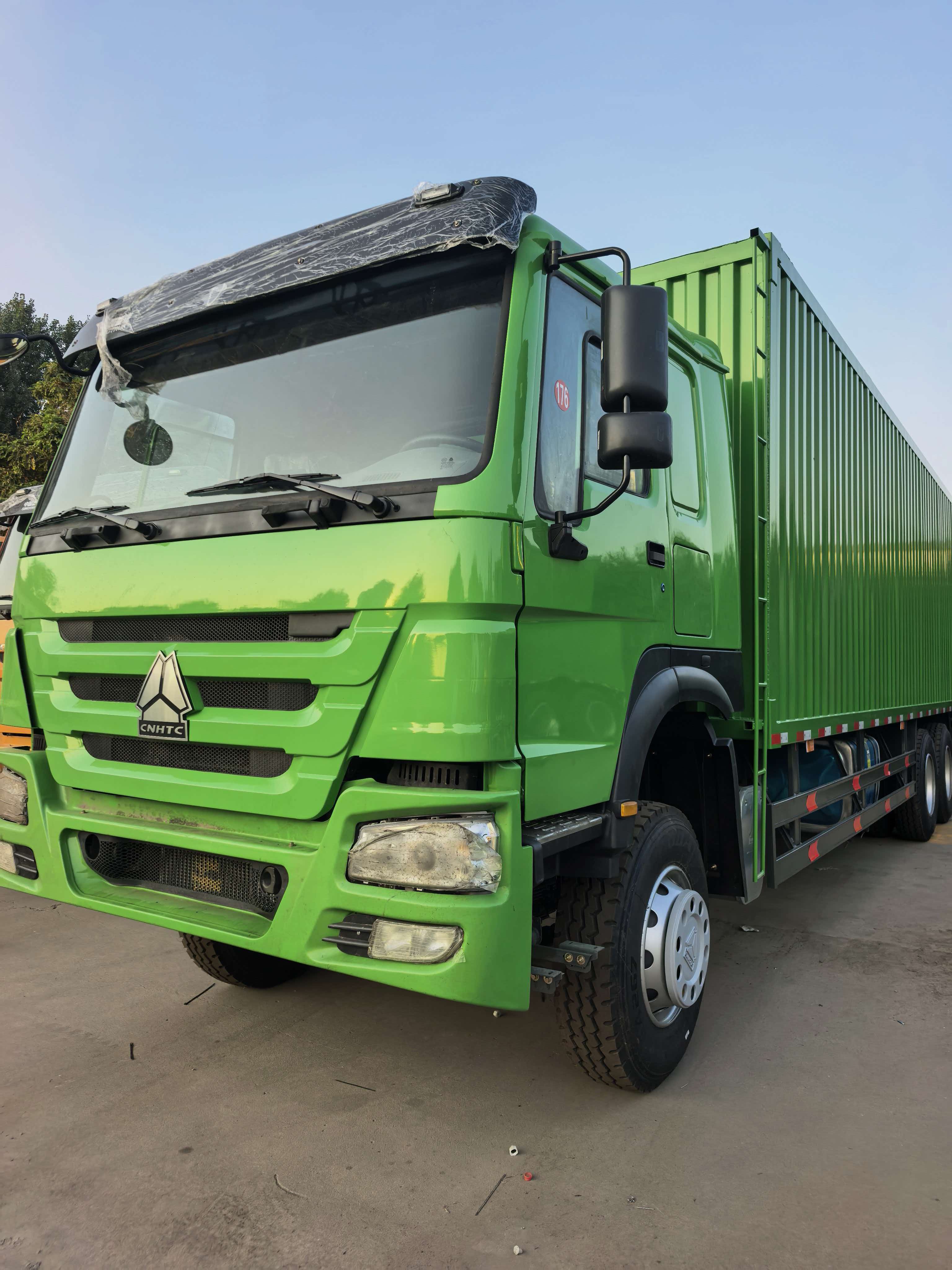 HOWO 371HP Enclosed Van Truck
