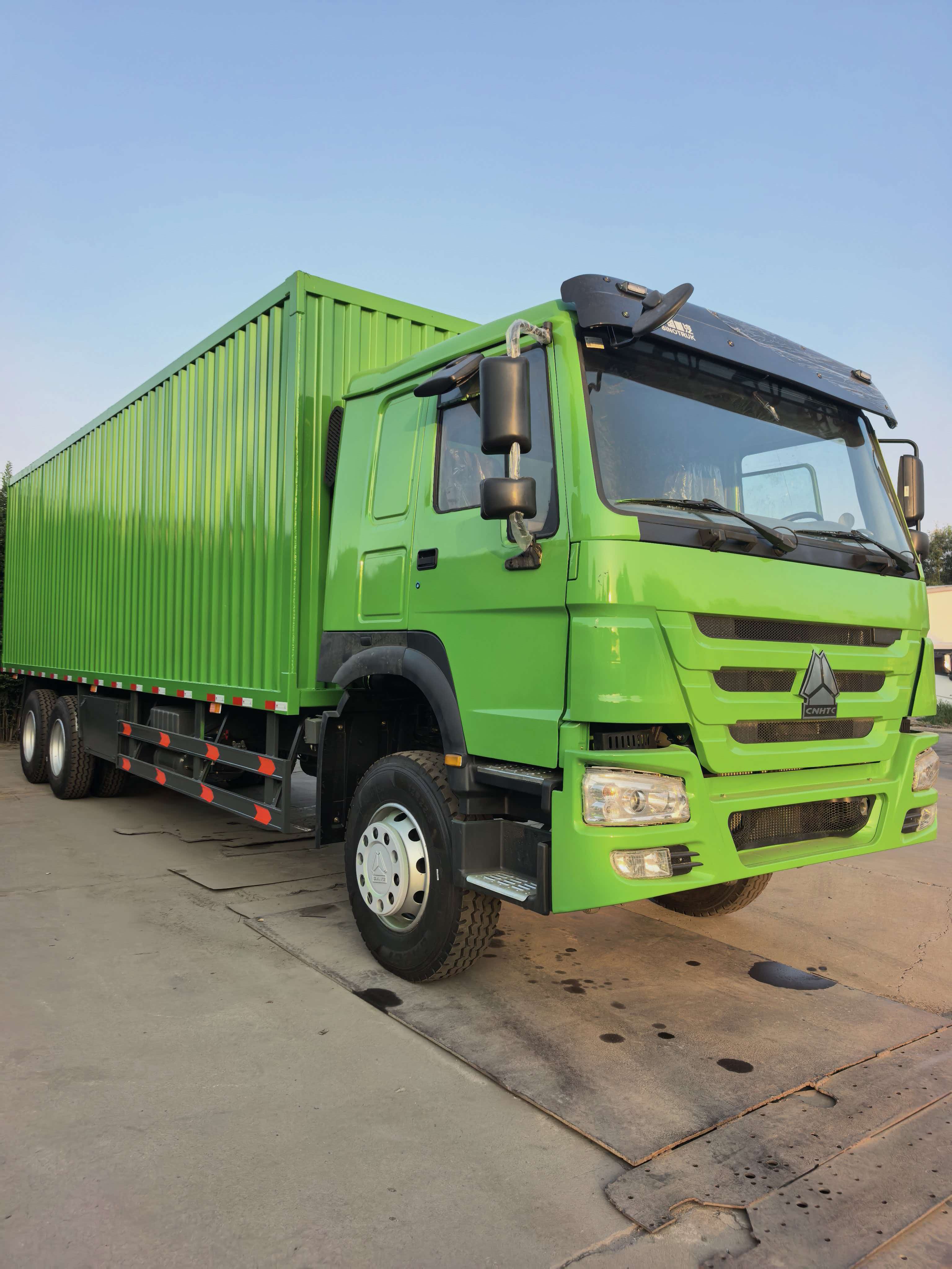 HOWO 371HP Enclosed Van Truck