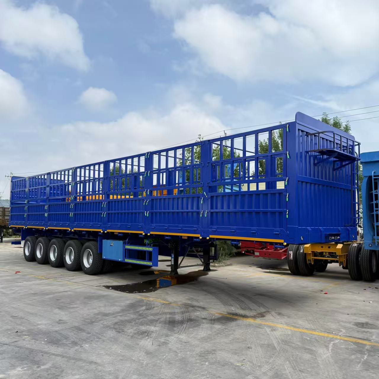 High-sided semi-trailer