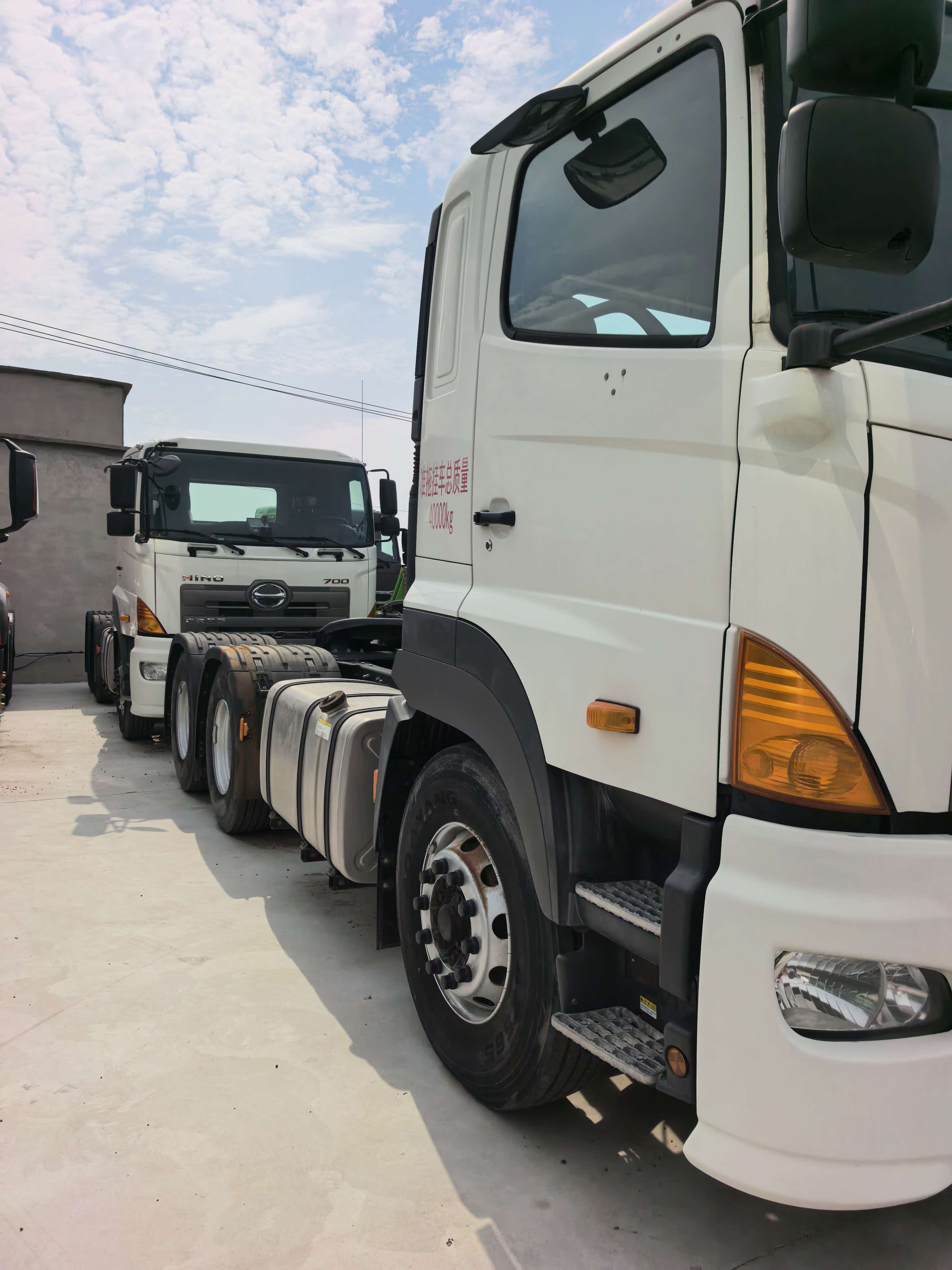Hino Tractor Unit