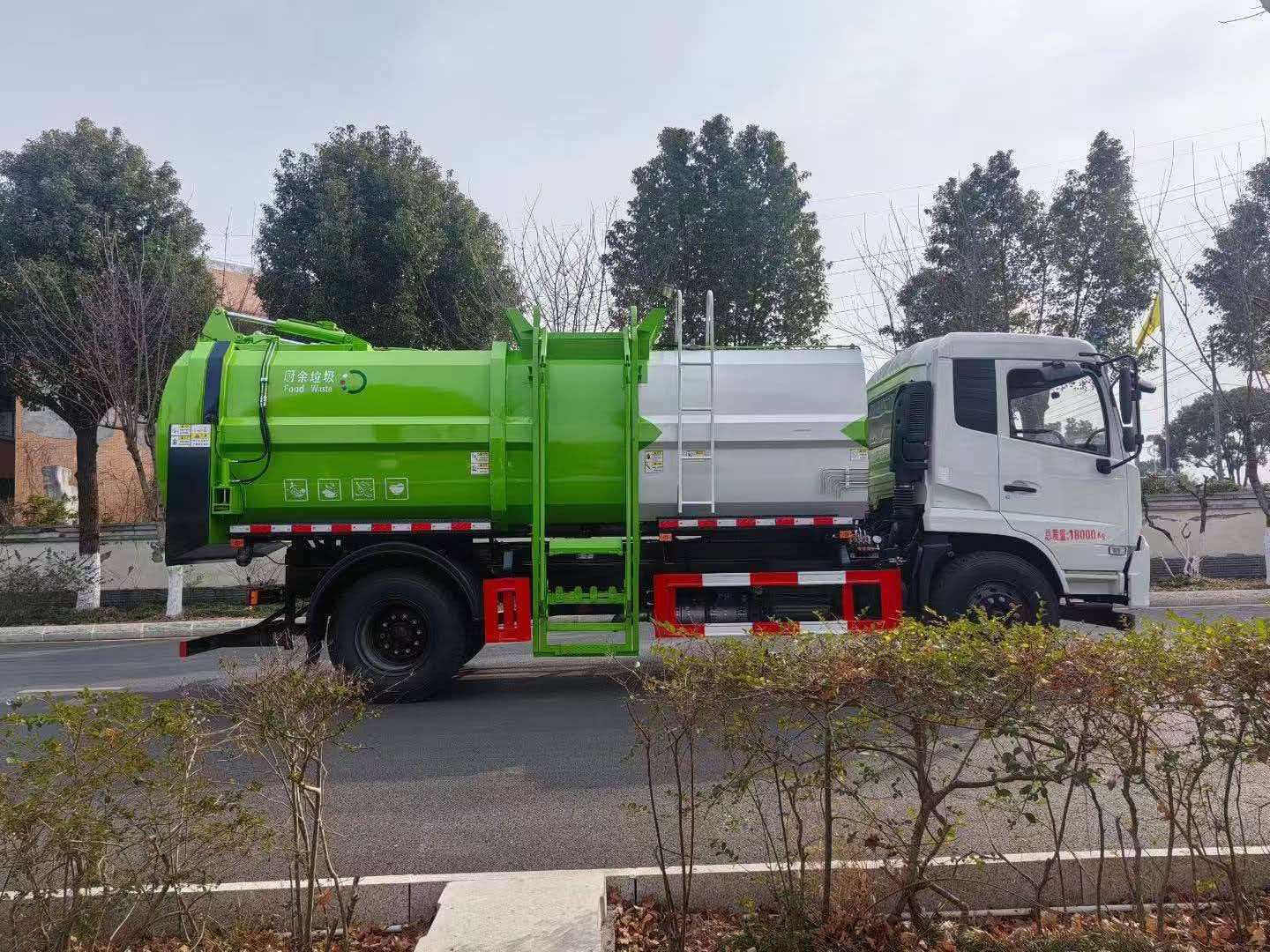 14-cubic-meter garbage truck from the East