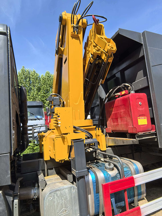 Howo dump truck with crane