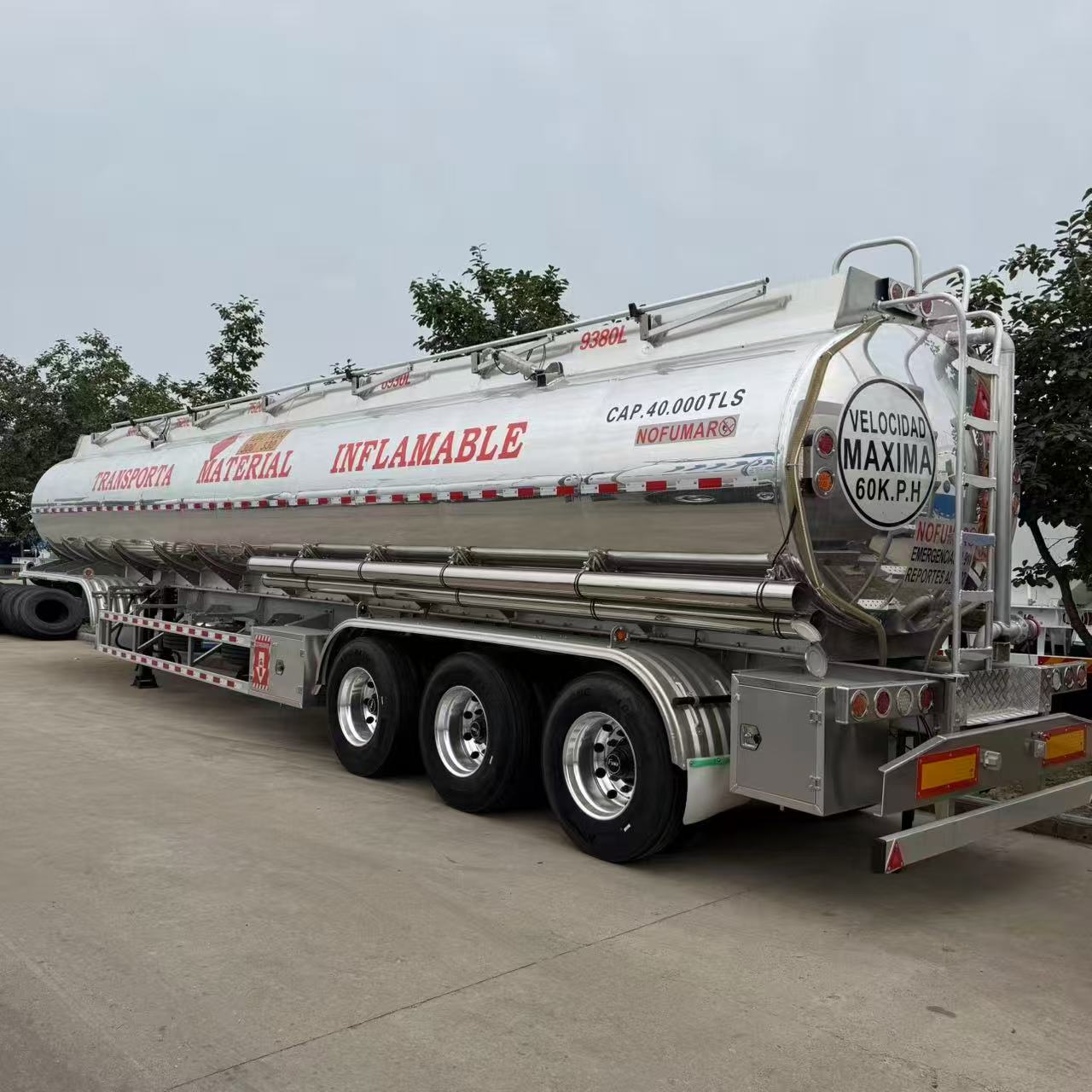 Semi-trailer 3-axle oil tanker