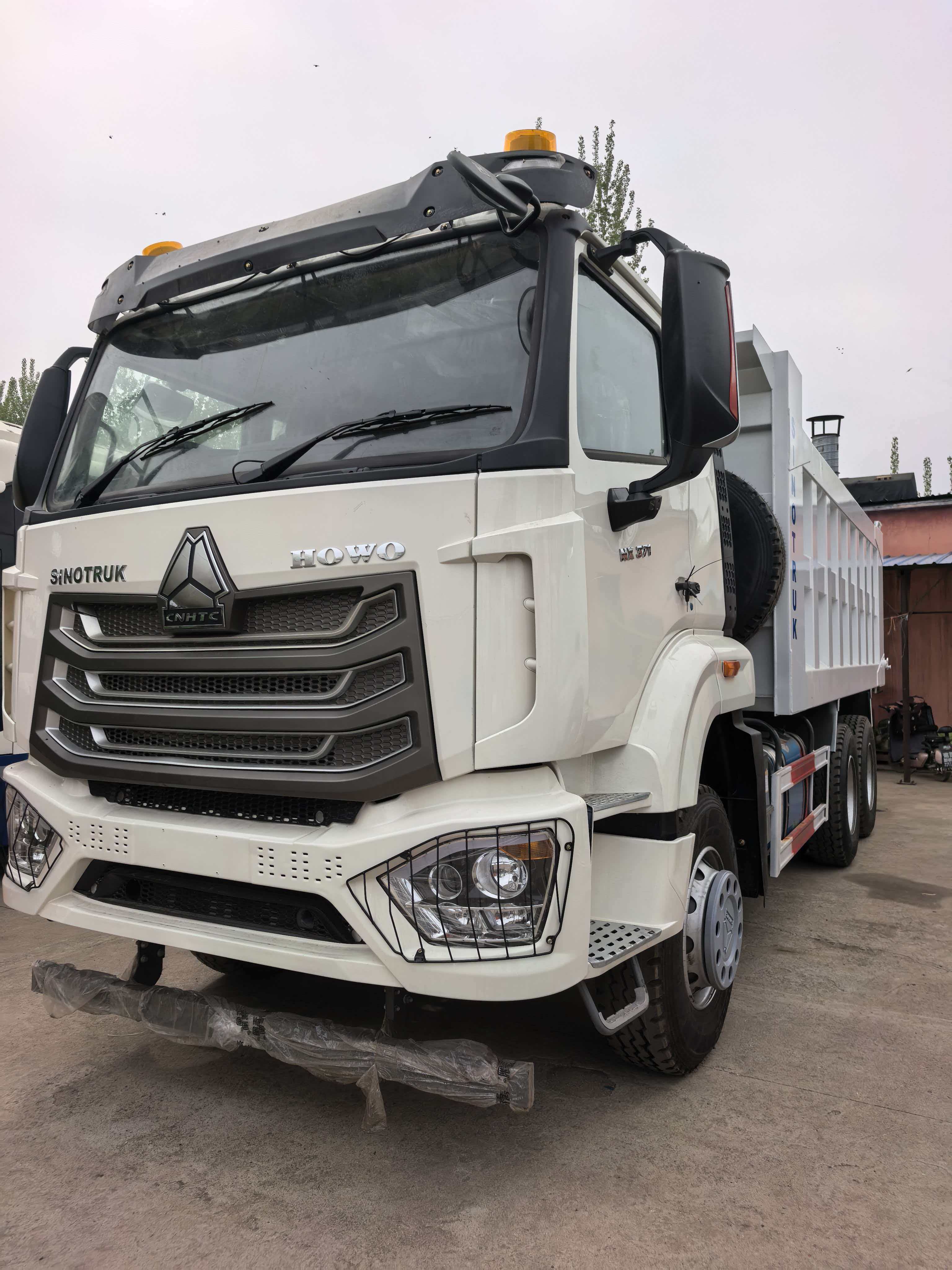 Howo NX6 x 4 dump truck