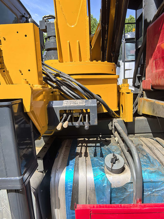Howo dump truck with crane