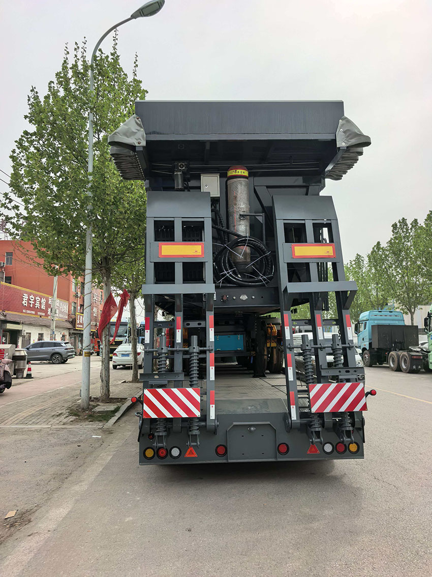Four-axle rear-tipping self-unloading truck, 4 lines, 8 axles, special trailer.