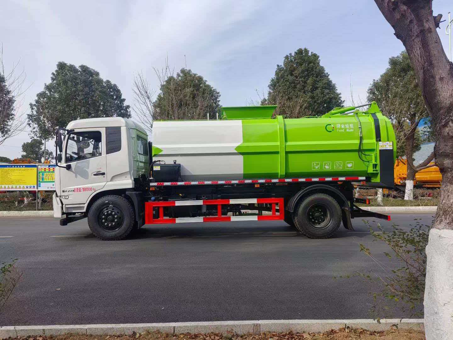 14-cubic-meter garbage truck from the East