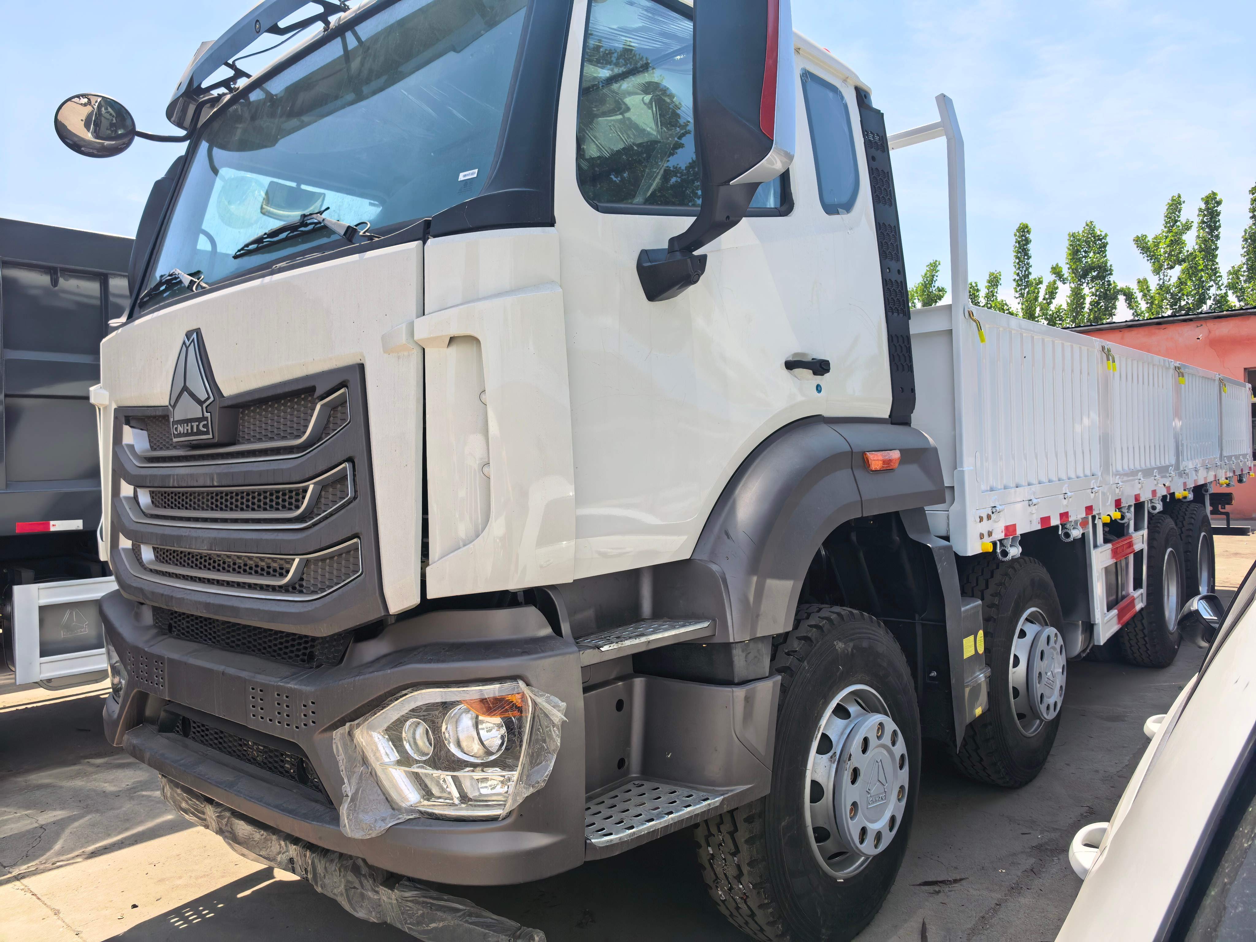 HOWO NX Flatbed Truck