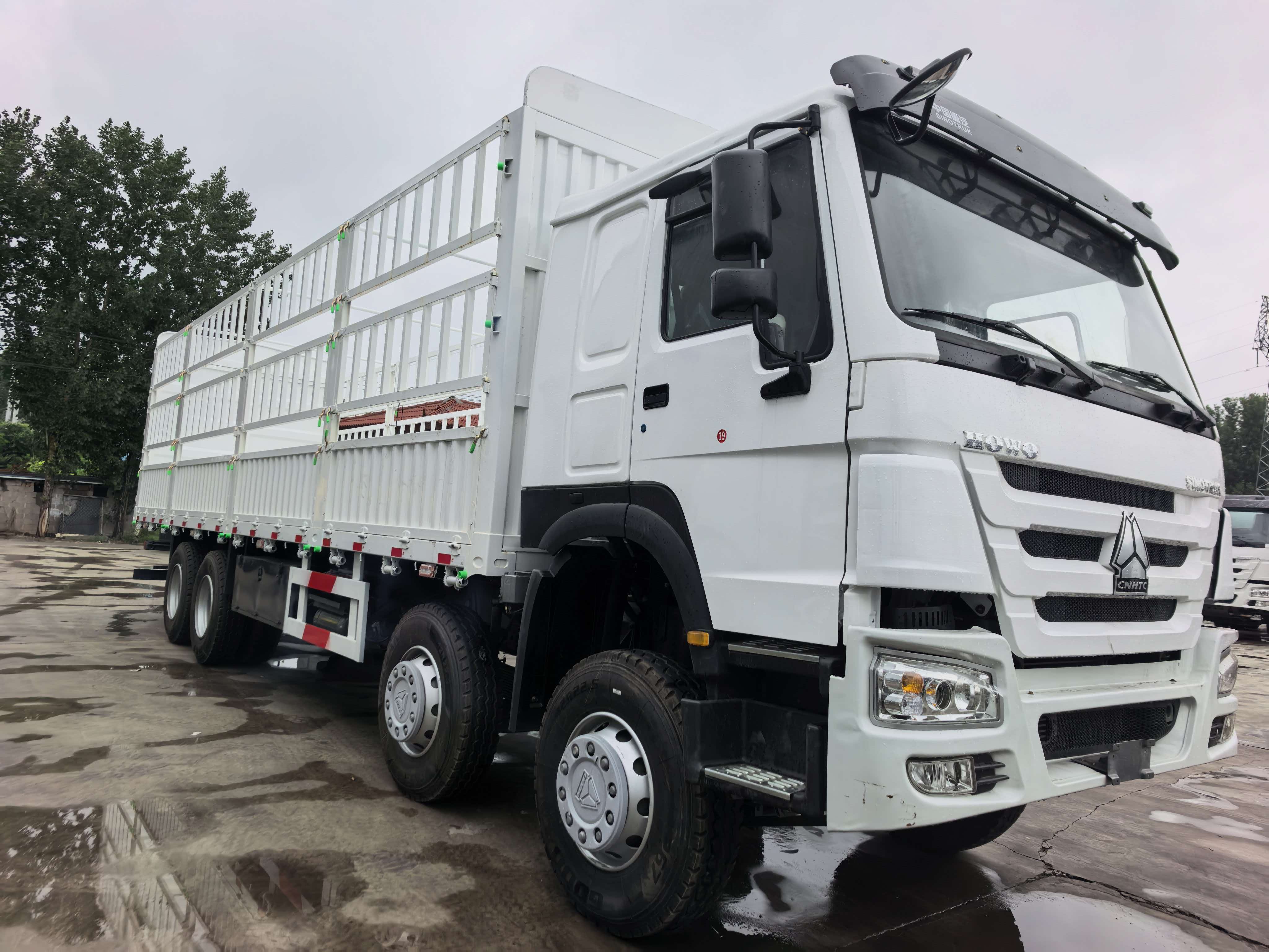 HOWO 371HP 8×4 Stake Cargo Truck