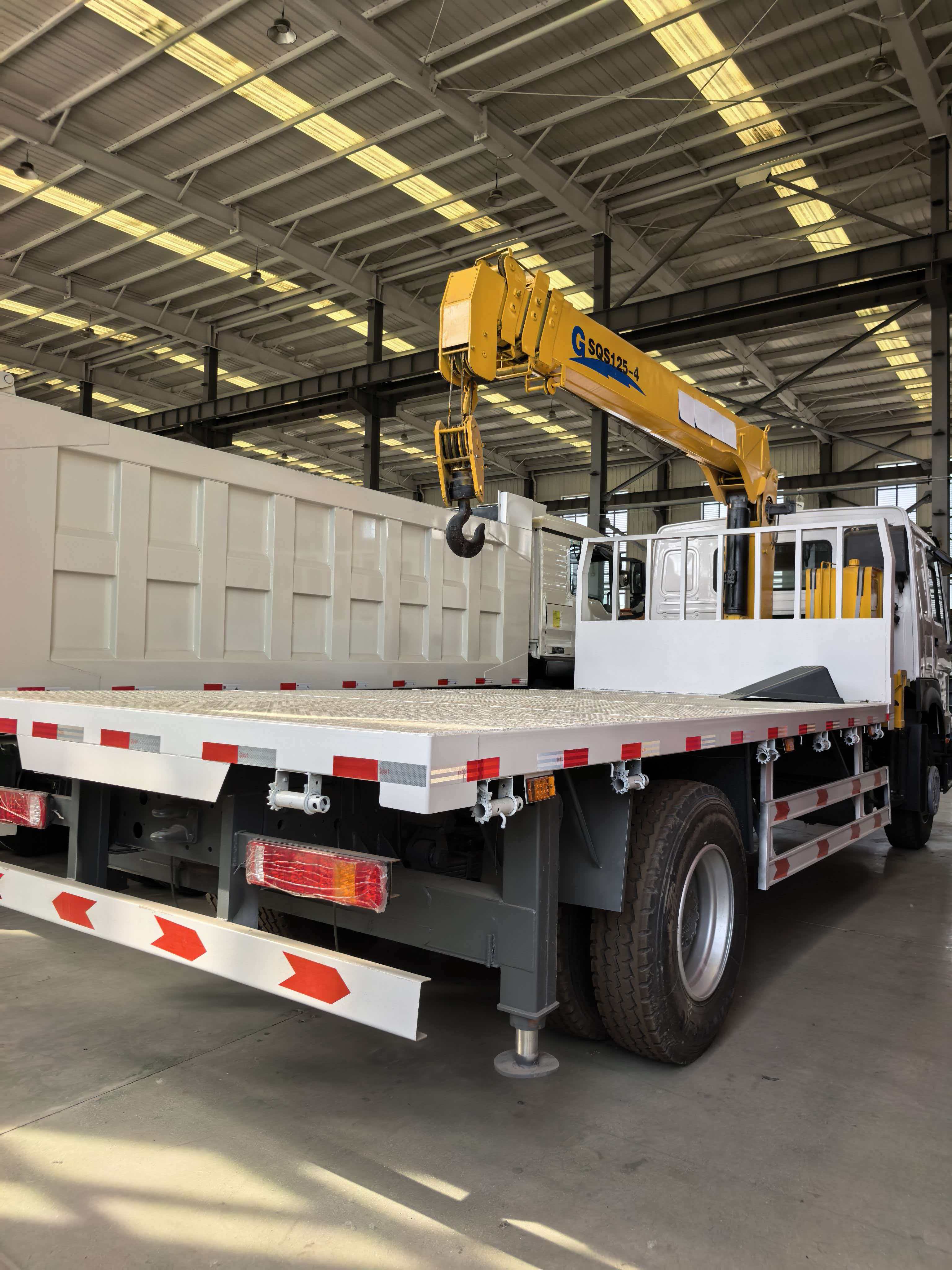 Flatbed truck crane