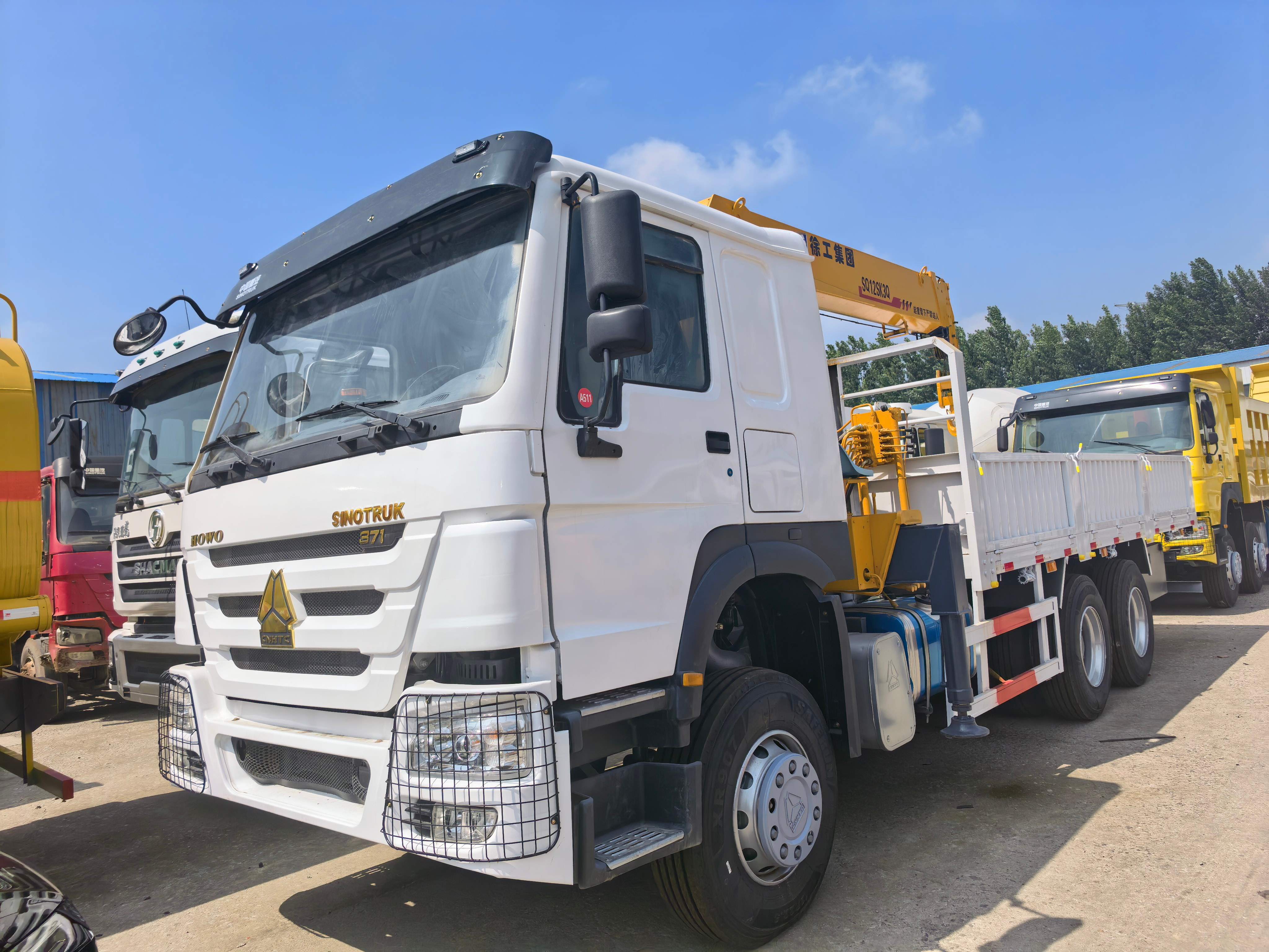 HOWO 371 equipped with XCMG truck-mounted crane