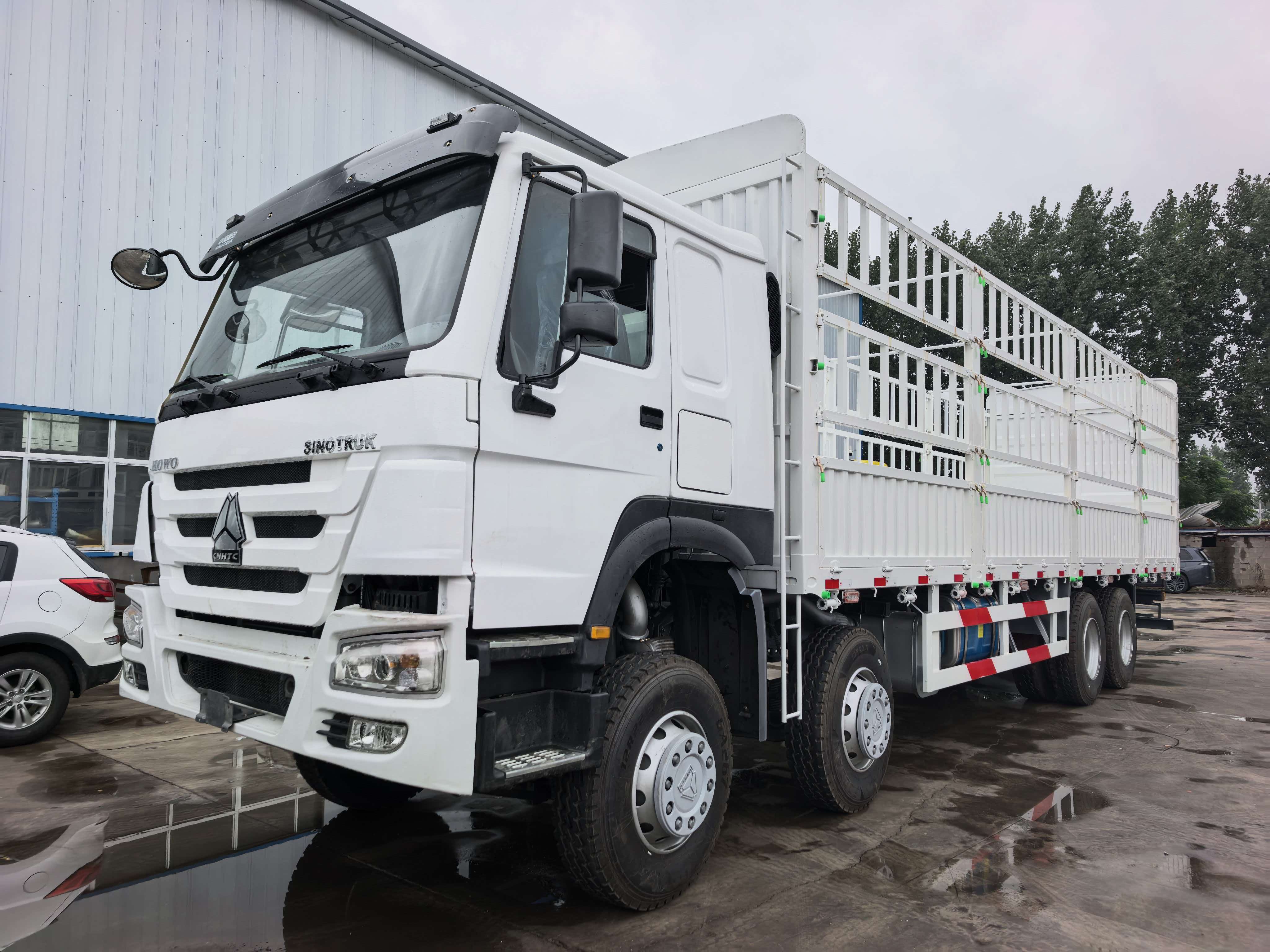 HOWO 371HP 8×4 Stake Cargo Truck