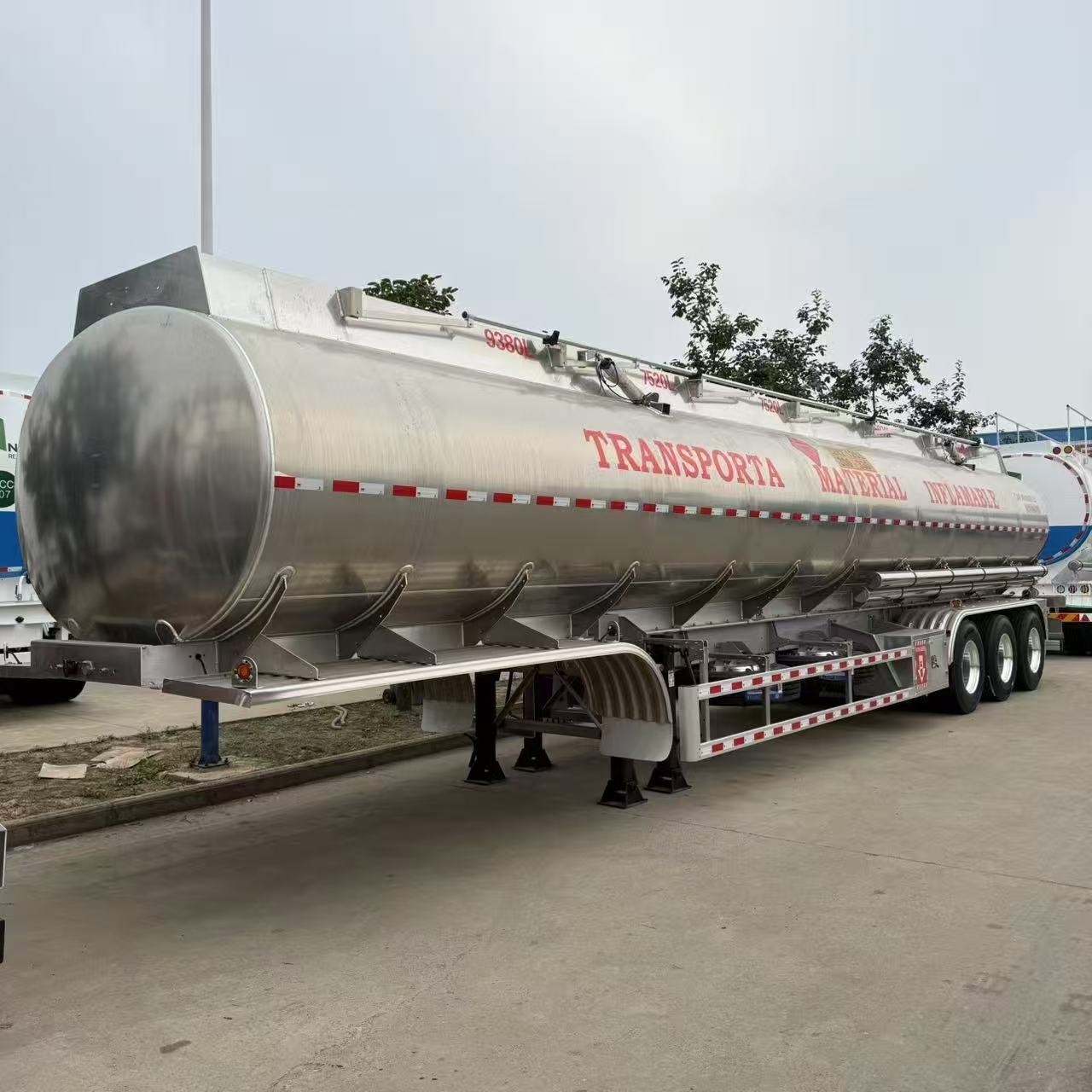 Semi-trailer 3-axle oil tanker