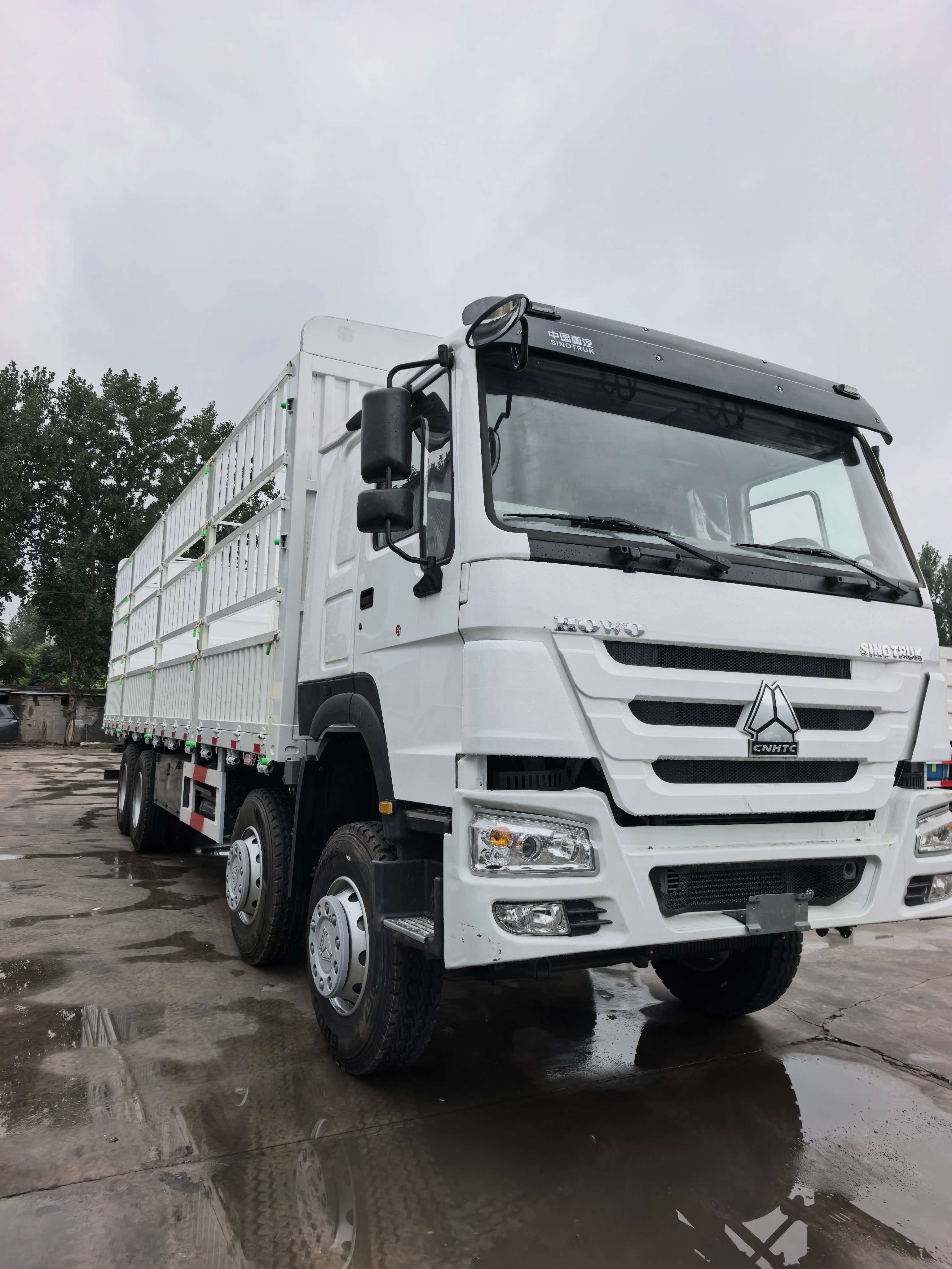 HOWO 371HP 8×4 Stake Cargo Truck