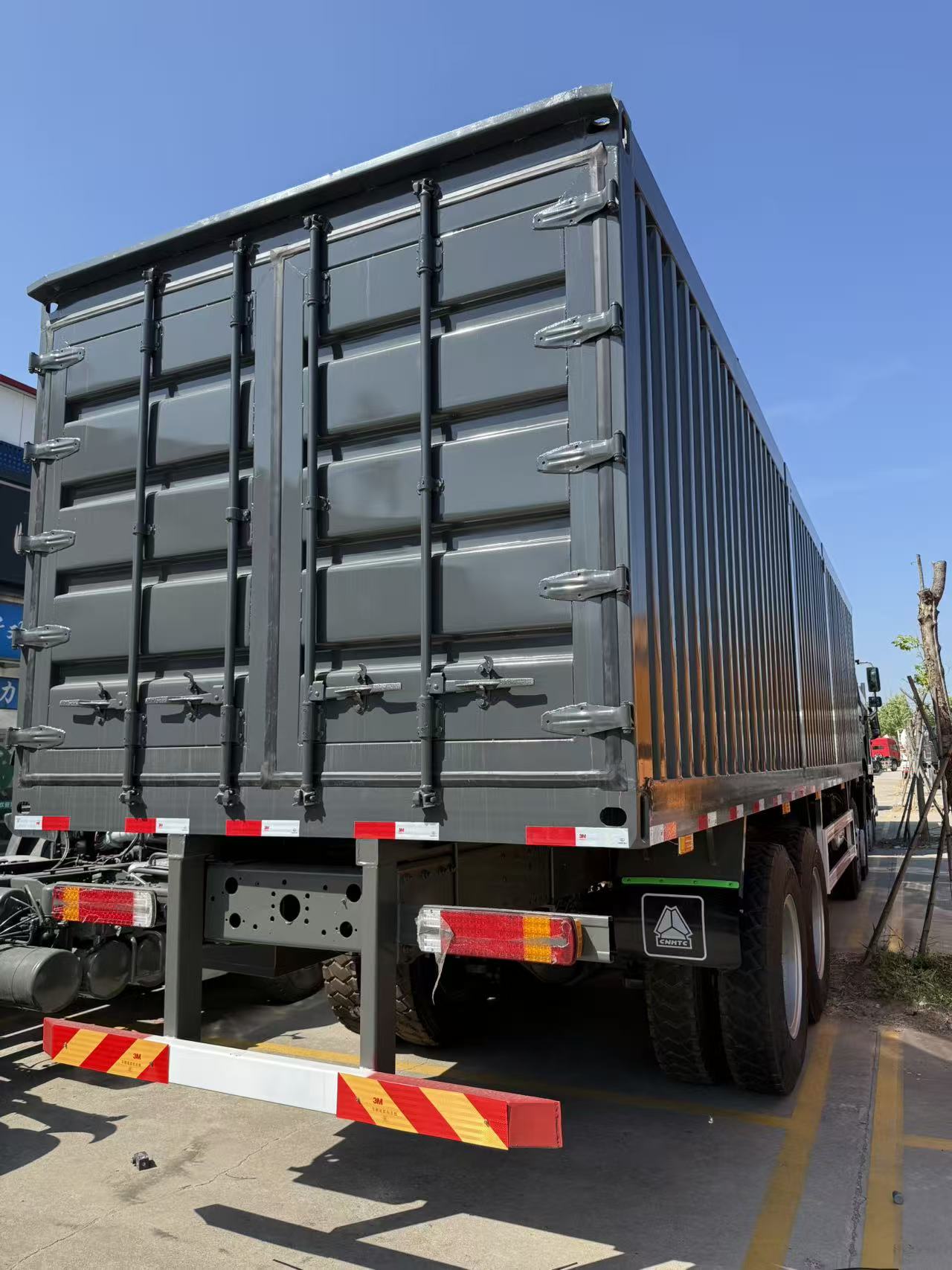 Howo 9.6-meter box truck