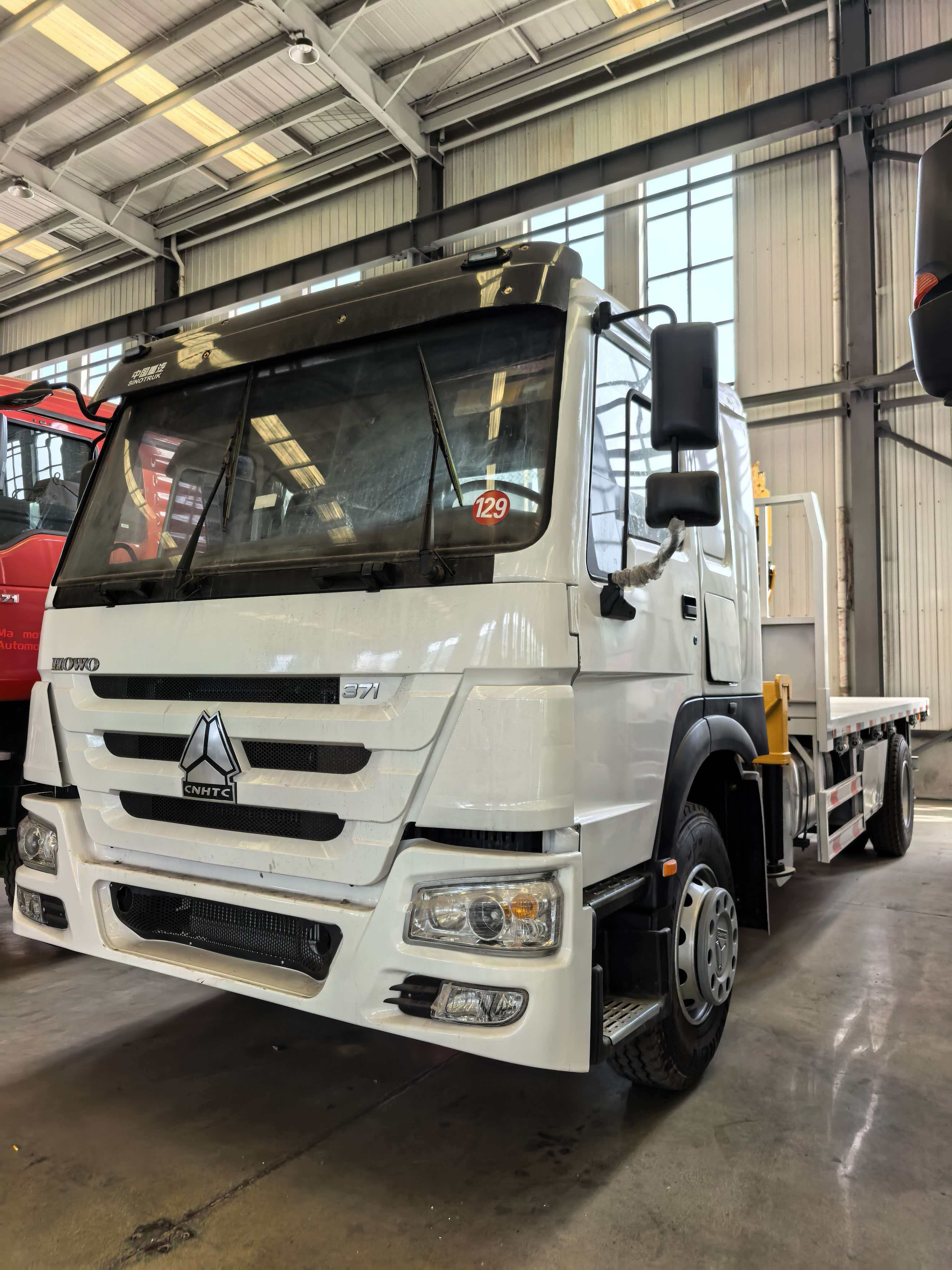 Flatbed truck crane