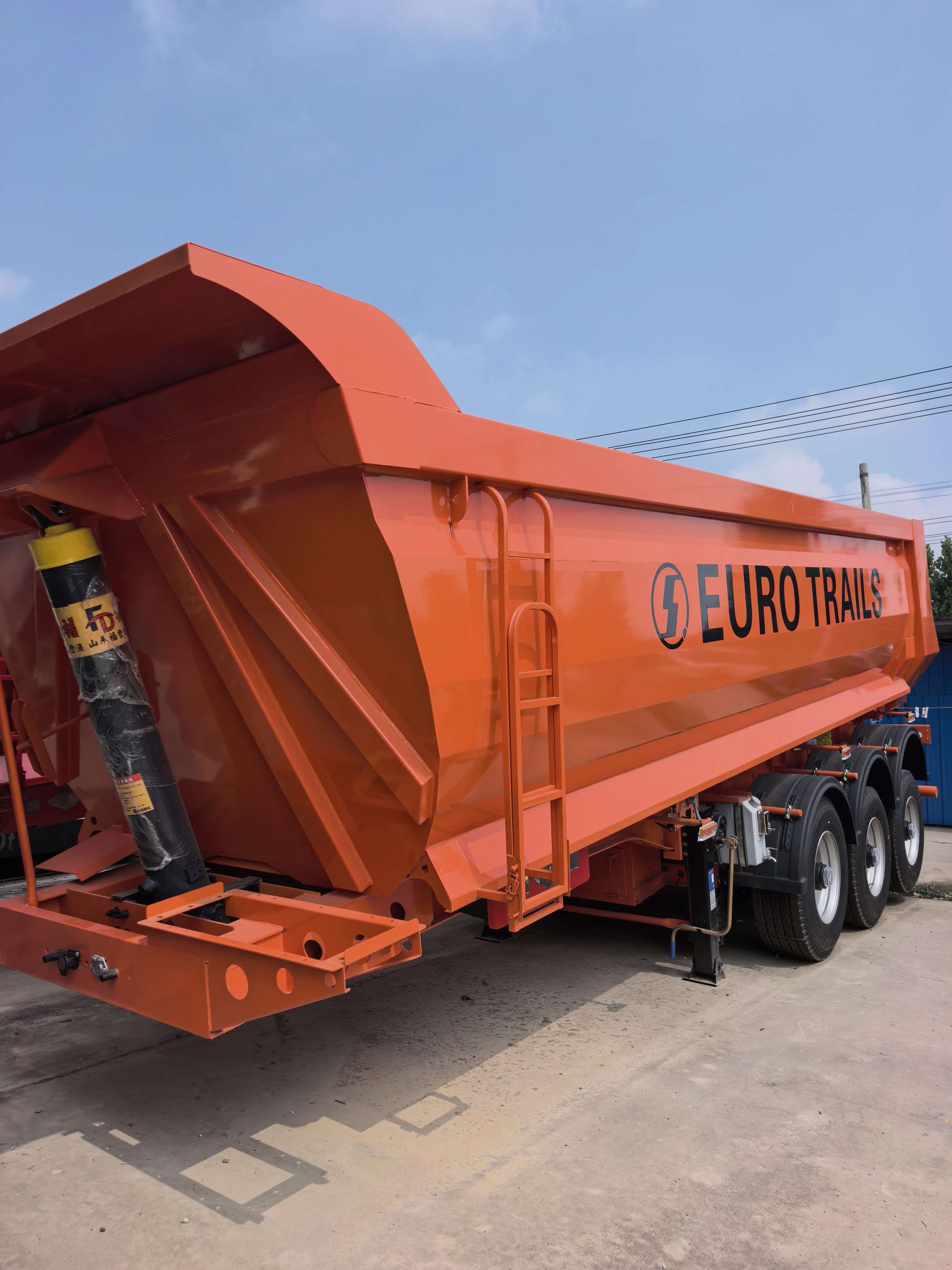 End‑dump semi‑trailer