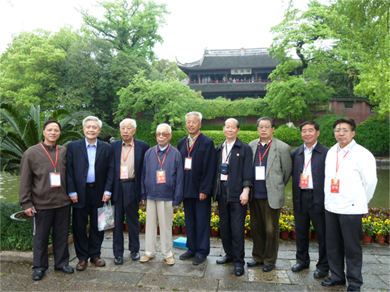 2012年4月21日,人民日报社原社长钱李仁在瞻仰南湖时与部分代表在烟雨楼前留影