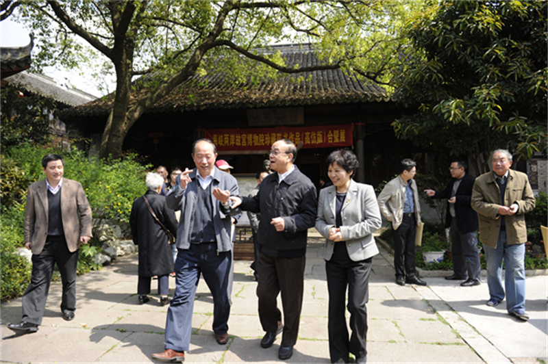 2015年4月13日，市文化局副局长陈建江、市委宣传部部长陈越强、本会会长钱雪林、市政协主席高玲慧参加两岸故宫陈书画展开幕式（自左至右）