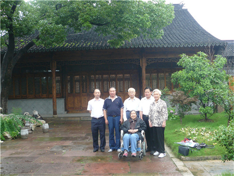 2008年6月18日，钱陈群第八世孙，《人民日报》原社长钱李仁皆夫人郑韵来清芬堂寻根问祖