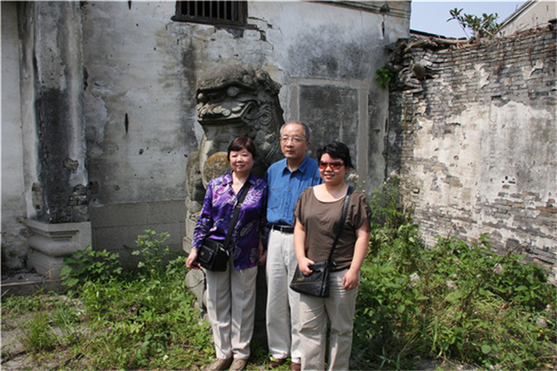 2010年5月25日，钱陈群第八世孙，上海大学老师钱怡皆夫人及女儿来沈荡钱氏宗祠寻根问祖