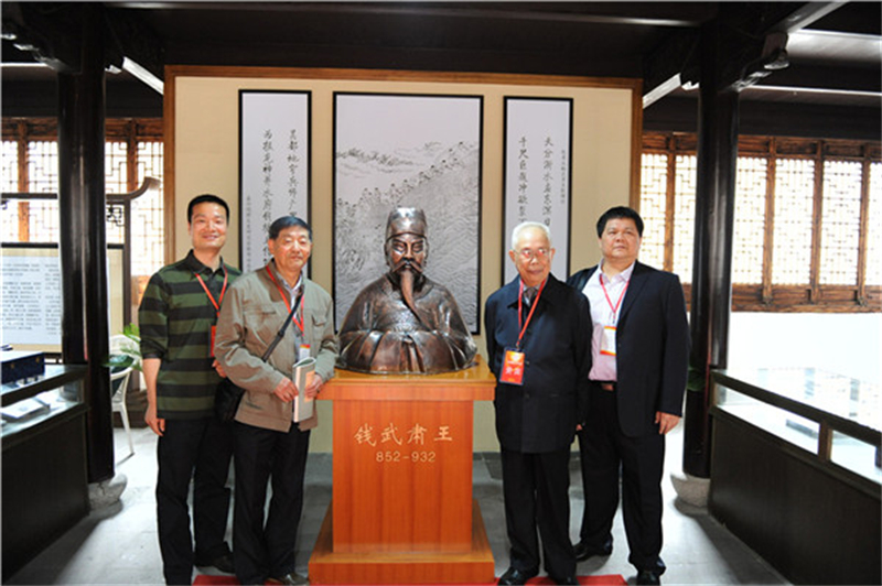 2012年4月20日，钱忠、钱云、钱李仁、钱亚飞在清芬堂留影