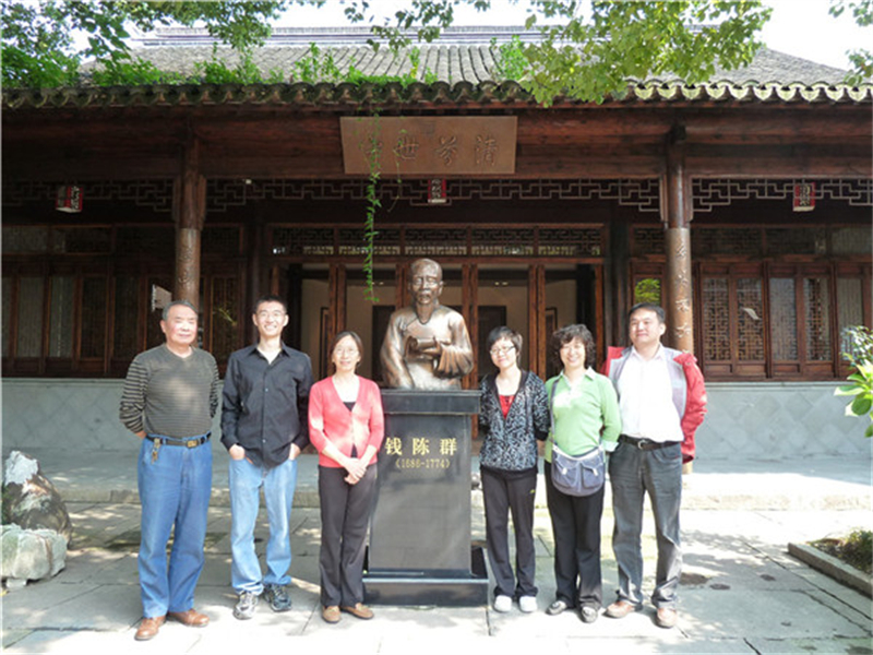 2010年10月3日，钱陈群第八世孙女，航天工业部钱晓珺等来清芬堂寻根问祖