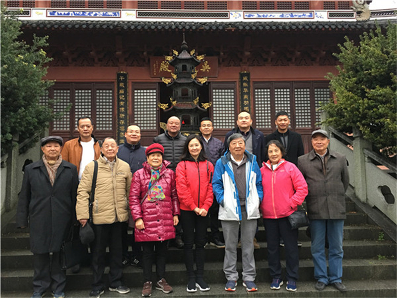 2019年2月9日，美国钱凯教授皆夫人在南北湖吴越王庙留影