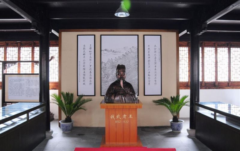 南二楼展厅及钱武肃王铜像