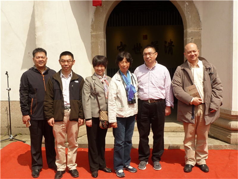 2016年4月8日，沈荡镇钱氏宗祠揭牌仪式上，钱亚飞、钱弘、钱晓珺、黄惟汇、陈立合影