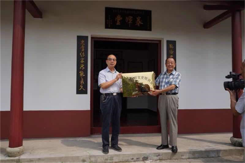 2015年7月，桐乡春晖堂分会本会长钱雪林向钱善群授牌