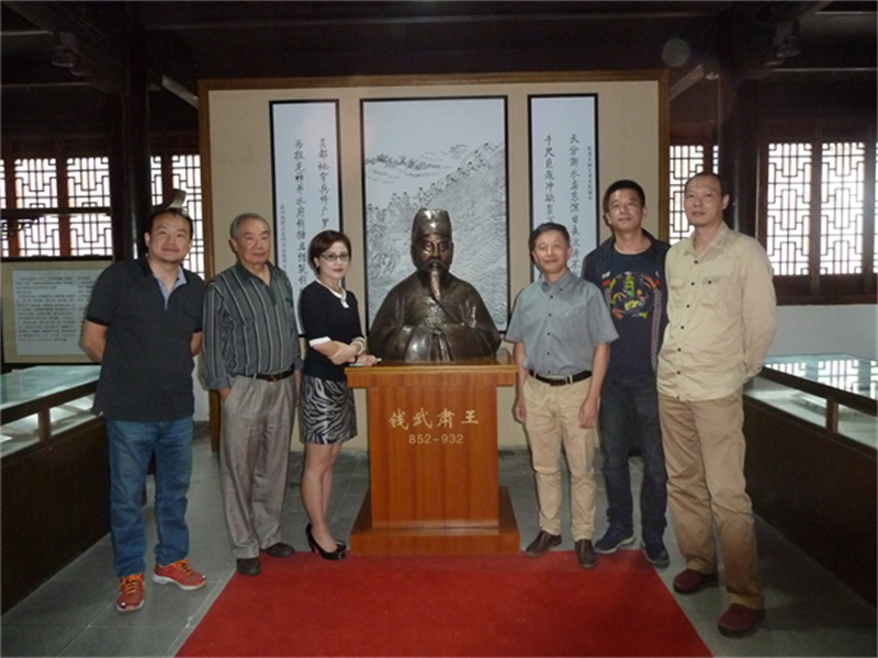 2017年11月16日，杭州西湖风景区管委会领导杨敏、陈冕及杭州钱镠研究会秘书长钱刚