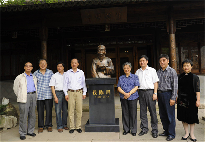2011年10月11日，钱陈群第七世孙女、全国政协原副主席钱正英来清芬堂寻根问祖与省市领导合影