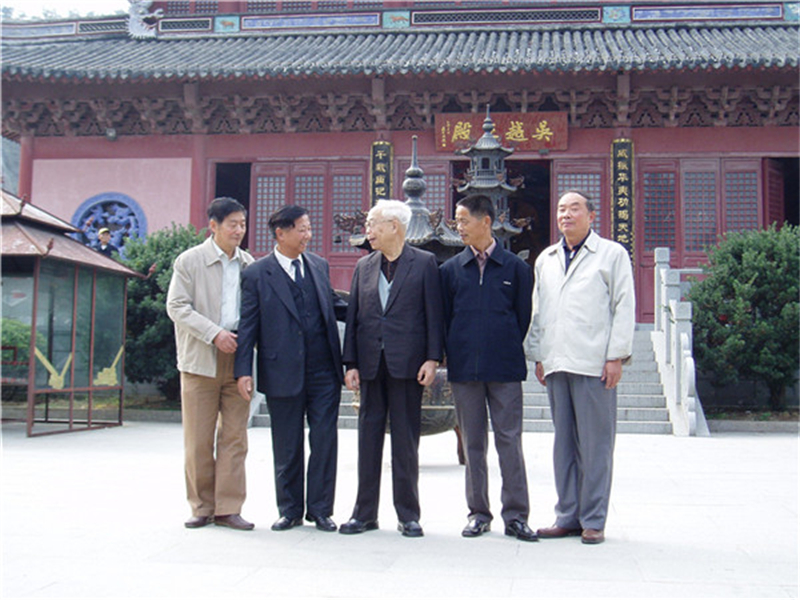 2006年11月5日，钱陈群第八世孙、《人民日报》社原社长钱李仁 在南北湖吴越王庙留影