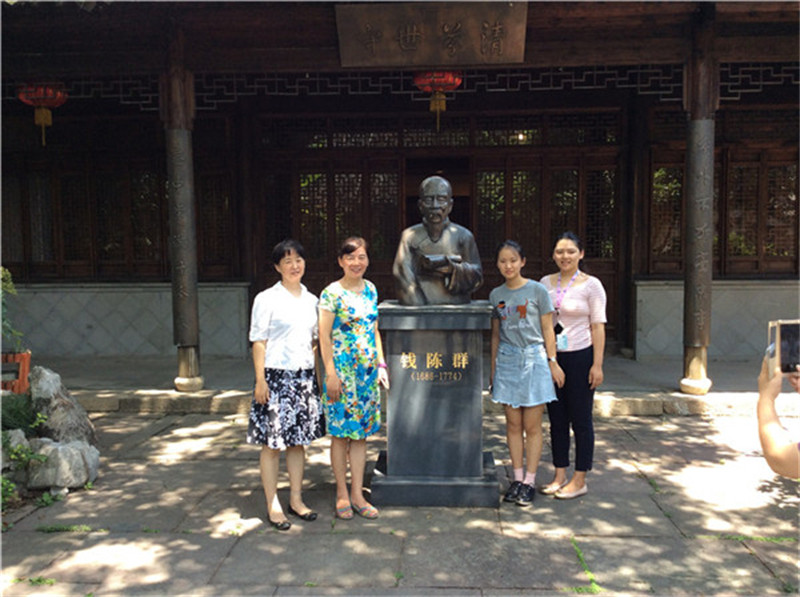 2017年8月27日，钱陈群第六世孙，钱公侠孙女钱向红、钱向明来清芬堂寻根问祖