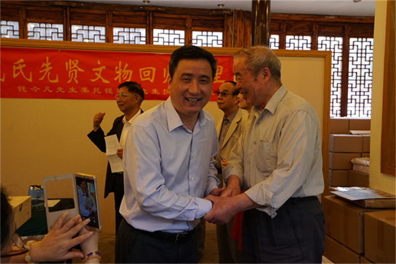 2017年5月13日，钱瑶成代表钱今凡向本会捐赠文物