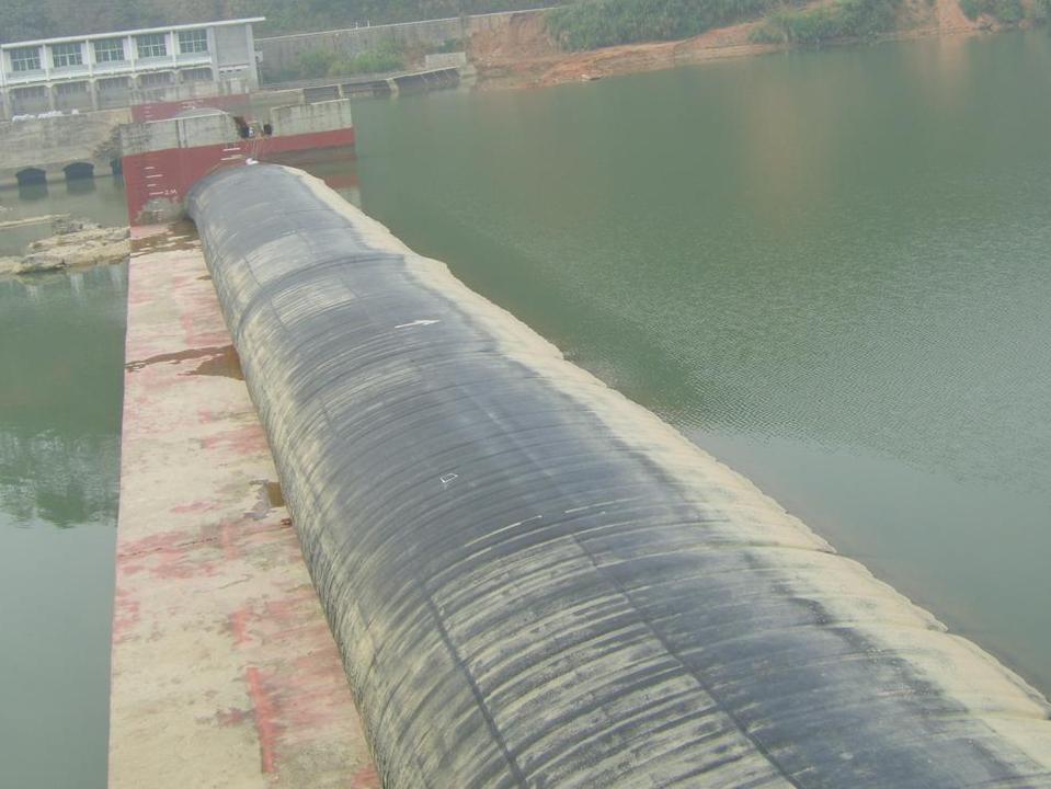 inflatable_rubber_dam_with_certain_thickness.jpeg
