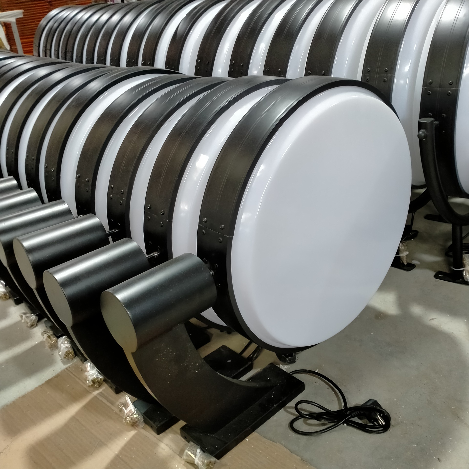 360-degree automatic rotating plastic suction circular light box(1)